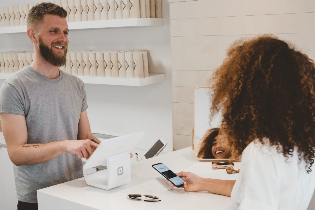 A customer pays the shop assistant via apply pay