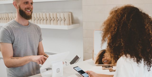 A customer pays the shop assistant via apply pay